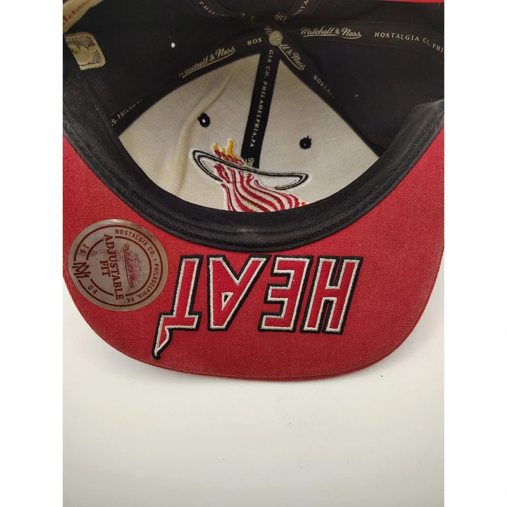 Mitchell Ness Miami Heat Hardwood Classics‎ Snapback Flat Bill Hat Black Red NBA